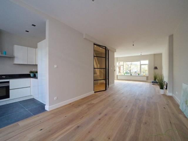 5 bedrooms Ground floor and upstairs apartment Surface Area: 160m2