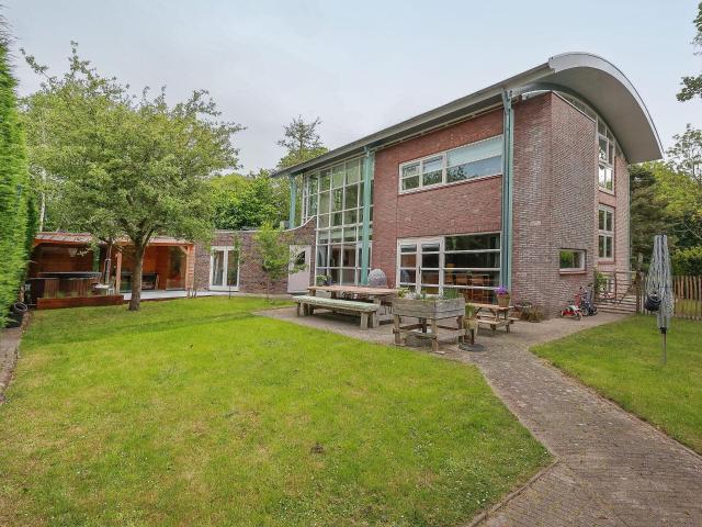 5 bedrooms Huurwoning Surface Area: 250m2