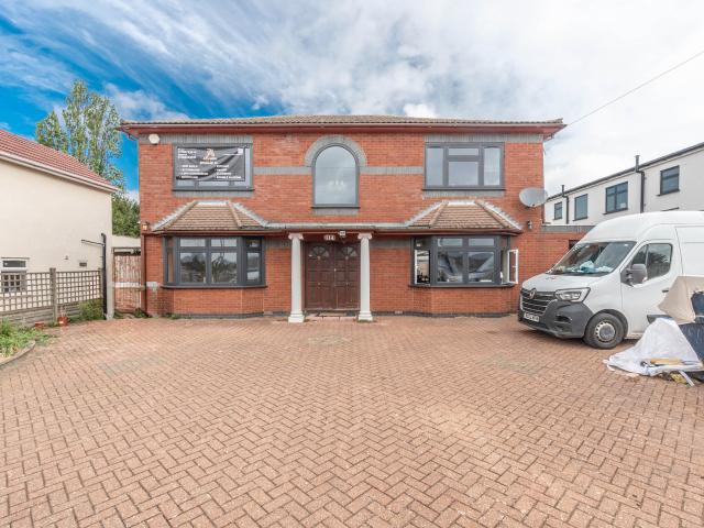 6 Bedrooms House detached for Rent in Preston Hill | Foxtons