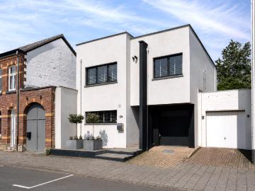5 bedrooms House Surface Area: 150m2 Furnished