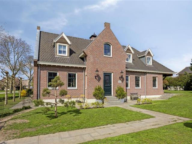 5 bedrooms House Surface Area: 266m2 Furnished