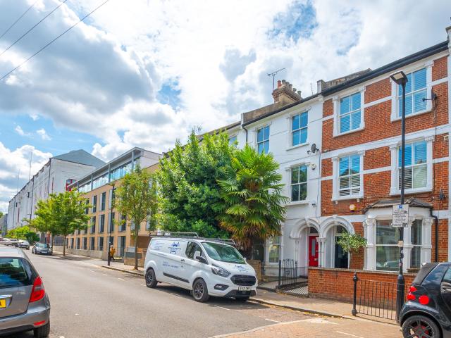 5 Bedrooms House semi detached for Rent in Avenell Road | Foxtons