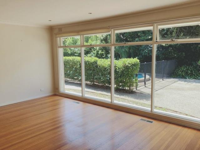5 Bedrooms house within Kew High School Zone