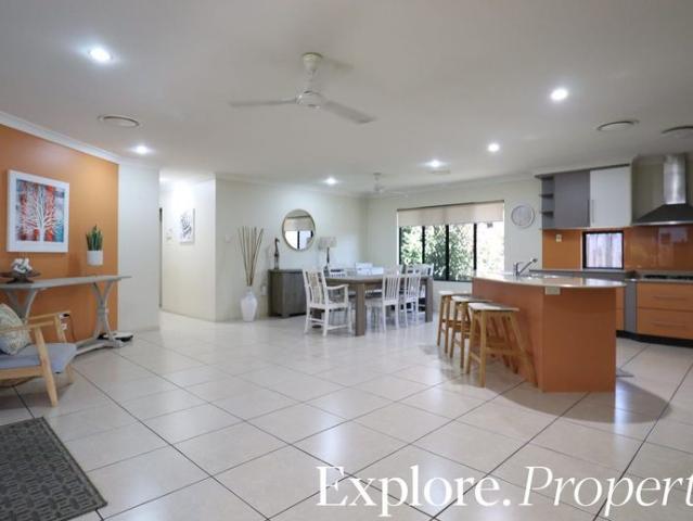 5 Bedrooms, Pool & 1 Minute Walk to the Beach!