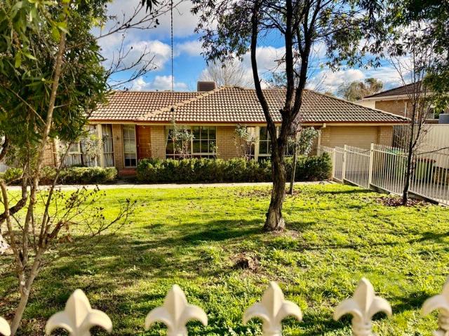5 Bedrooms, prime location + pool