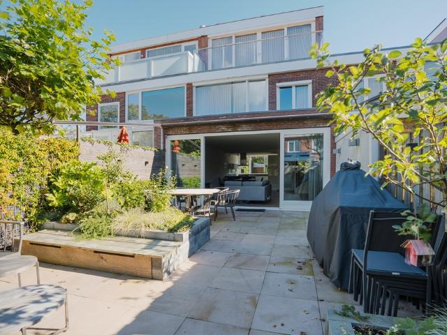 5 bedrooms Surface Area: 174m2 Furnished