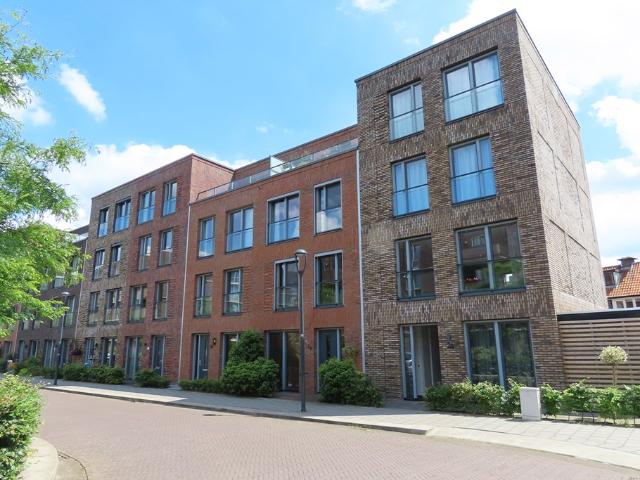 5 bedrooms Surface Area: 216m2 Furnished