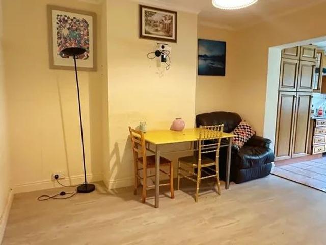 5 Bedrooms 2 Bathrooms