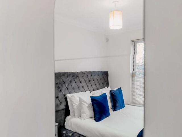 5 Bedrooms 2 Bathrooms