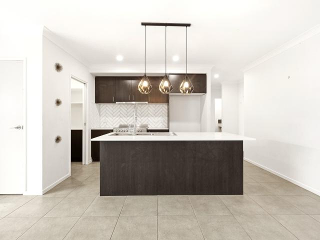 5 BEDROOMS, 2 ENSUITES & MULITPLE LIVING AREAS