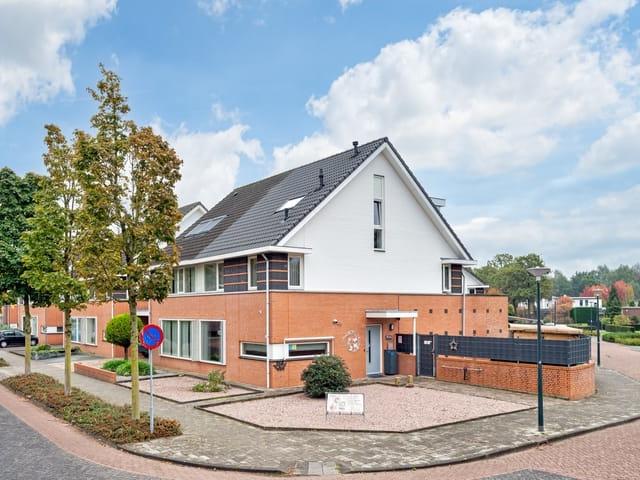 5 bedrooms 2 onder 1 kapwoning Surface Area: 177m2