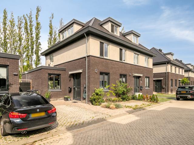 5 bedrooms 2 onder 1 kapwoning Surface Area: 187m2