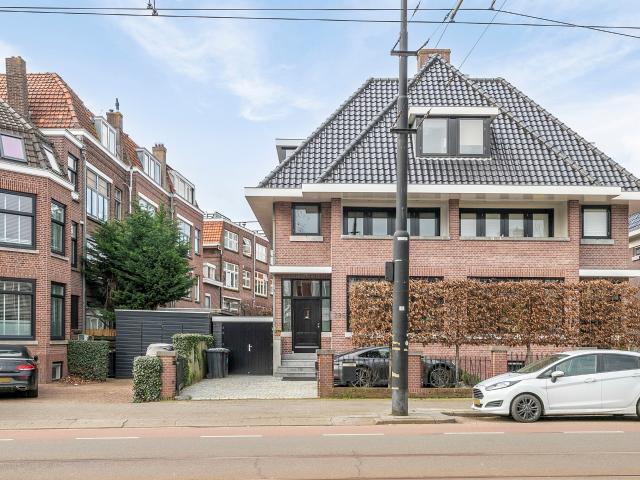 5 bedrooms 2 onder 1 kapwoning Surface Area: 248m2
