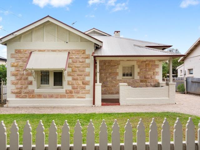 5 Bedrooms, 3 Living Areas, Lofty ceilings through out, Timber windows, 696sqm Allotment