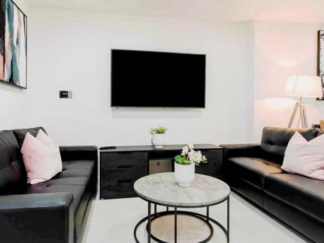 5 Beds 3 Baths