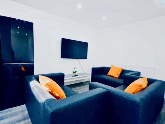 5 Beds 2 Baths