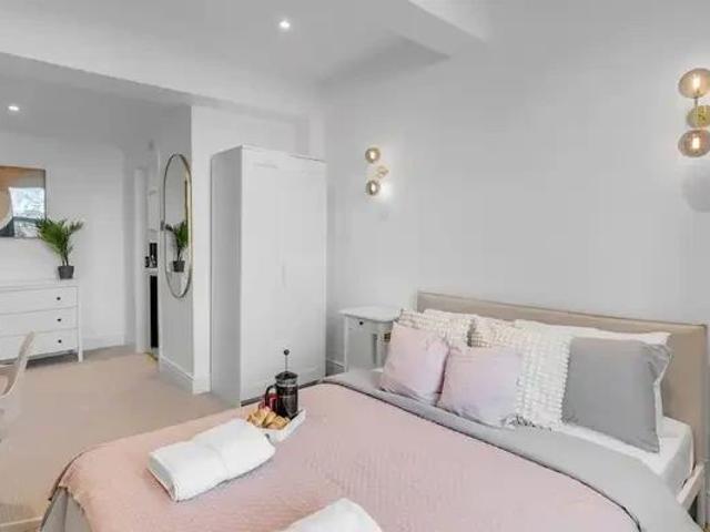 5 Beds 4 baths