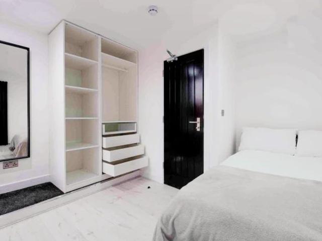 5 Beds 5 Baths