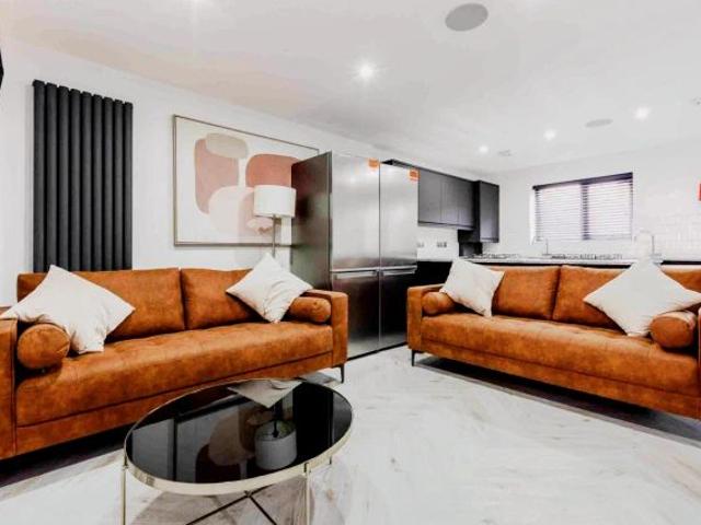 5 Beds 5 Baths