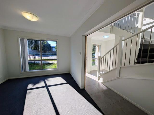5 Beds $800 PER WEEK The main entrance is on Peter Brock Dr