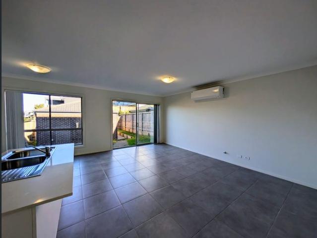 5 Beds $860 PER WEEK； The main entrance is on Peter Brock Dr