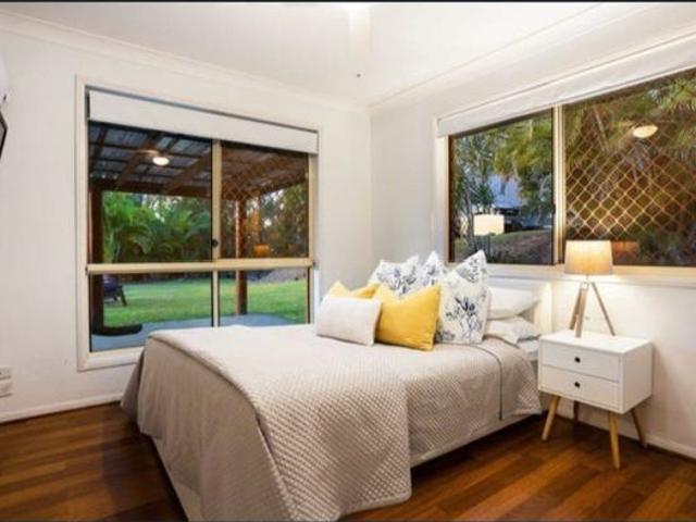 5 Beds and Pet friendly plus only 2 weeks Bond