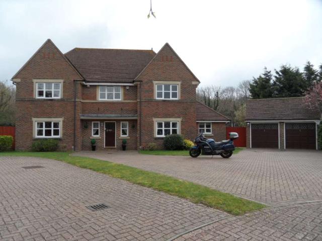 5 Beds House