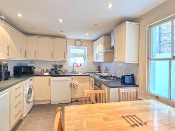 5 beds house For Rent