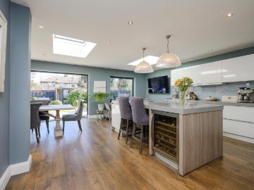 5 Beds Semi detached house Let Agreed