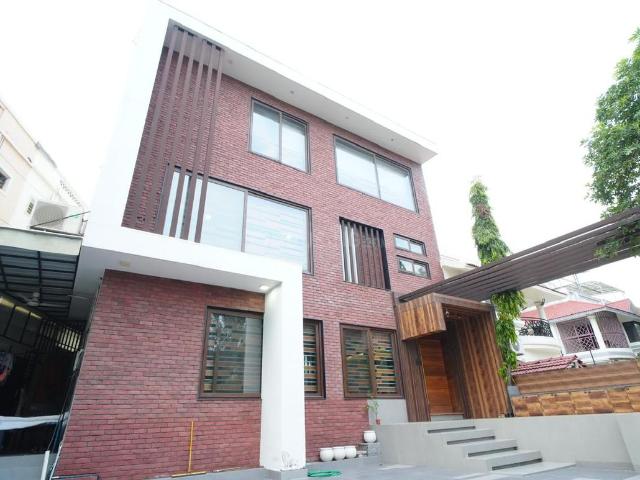 5 BHK Villa in Thaltej for resale Ahmedabad. The reference number is 21129534