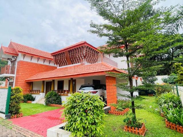 5 BHK Villa in Aluva for resale Kochi. The reference number is 20448992