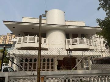 5 BHK Villa in Satellite for resale Ahmedabad. The reference number is 19754799