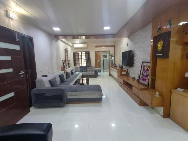 5 BHK Apartment in Bodakdev for resale Ahmedabad. The reference number is 21074644