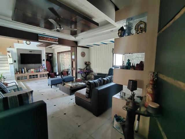 5 BHK Apartment in Santoshpur for resale Kolkata. The reference number is 15185474