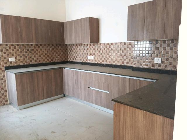 5 BHK Apartment in Sector 102 for resale Gurgaon. The reference number is 18120071