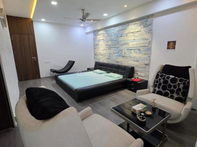5 BHK Apartment in Vaishno Devi Circle for rent Ahmedabad. The reference number is 20831751