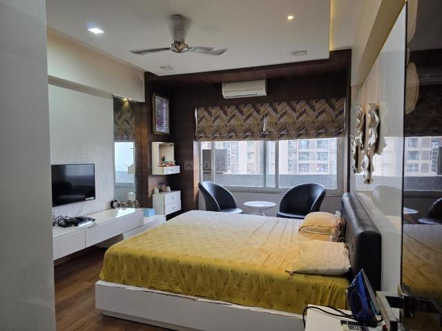 5 BHK Apartment in Vaishno Devi Circle for rent Ahmedabad. The reference number is 21326060