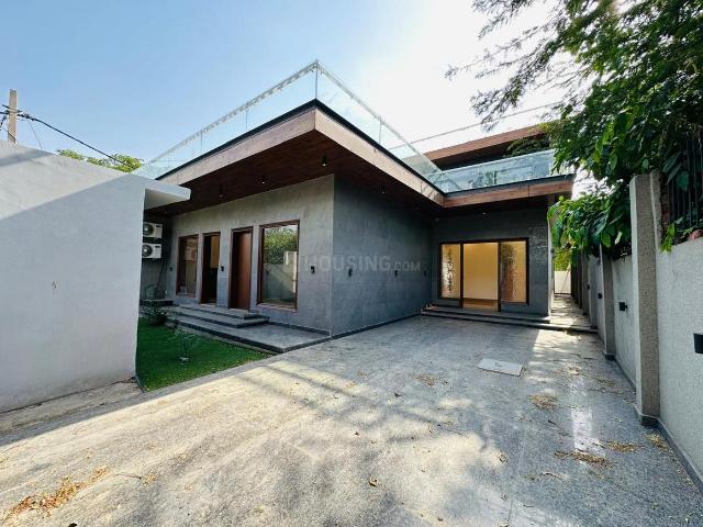 5 BHK Farm House in Sainik Farm for resale New Delhi. The reference number is 20997979