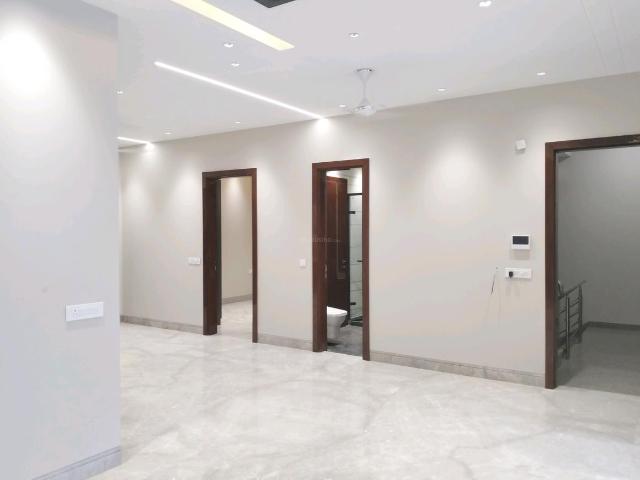 5 BHK Independent Builder Floor in Model Town for resale New Delhi. The reference number is 20554779