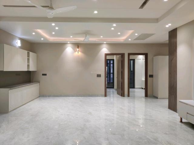 5 BHK Independent Builder Floor in Kaushambi for resale Ghaziabad. The reference number is 19074977
