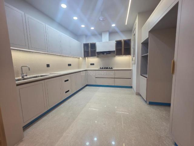 5 BHK Independent Builder Floor in Kaushambi for resale Ghaziabad. The reference number is 21184428