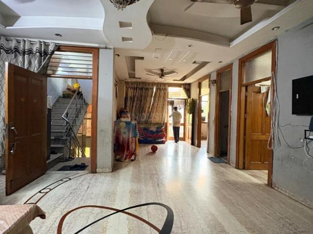 5 BHK Independent Builder Floor in Vasundhara for resale Ghaziabad. The reference number is 20633852