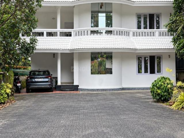 5 BHK Independent House in Vyttila for resale Kochi. The reference number is 21157026