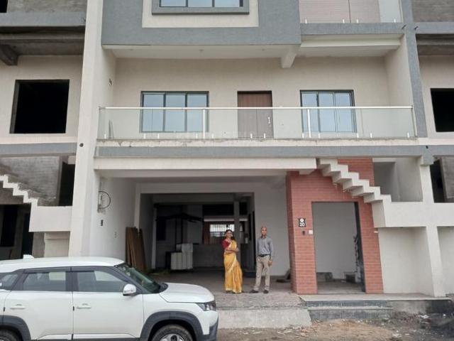 5 BHK Independent House in Dindoli for rent Surat. The reference number is 17775837