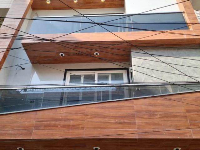 5 BHK Independent House in Dwarka Mor for resale New Delhi. The reference number is 21231653
