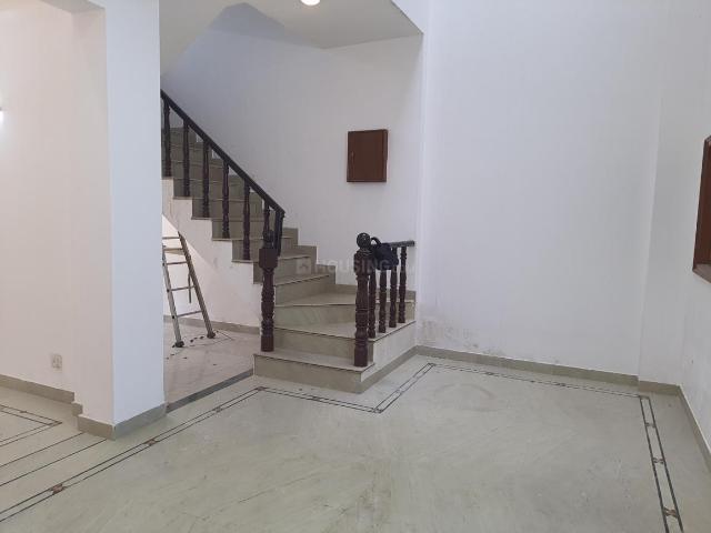 5 BHK Independent House in Sector 30 for resale Noida. The reference number is 19549752