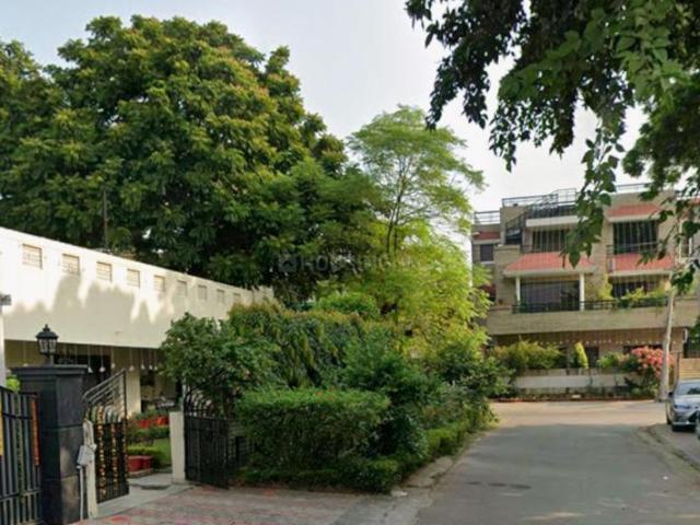 5 BHK Independent House in Sector 33 for resale Chandigarh. The reference number is 20611147