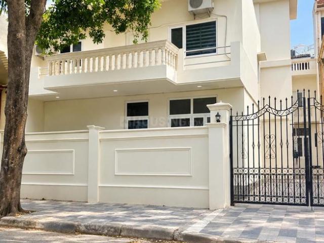 5 BHK Independent House in Sector 39 for resale Noida. The reference number is 21353368