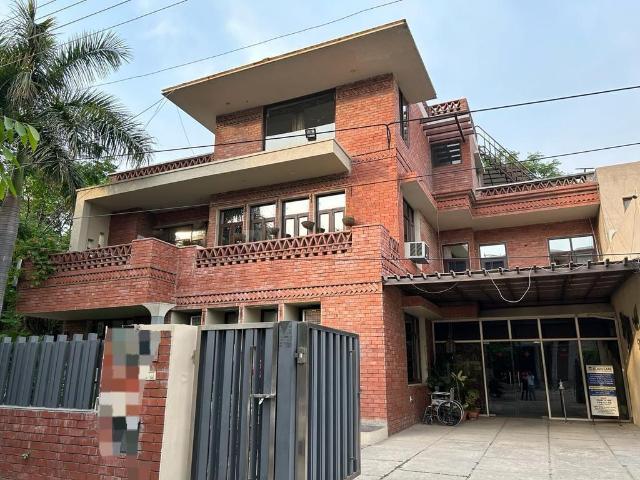 5 BHK Independent House in Sector 60 for resale Mohali. The reference number is 21140356