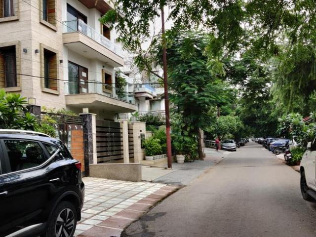 5 BHK Independent House in Sector 72 for resale Noida. The reference number is 21104981